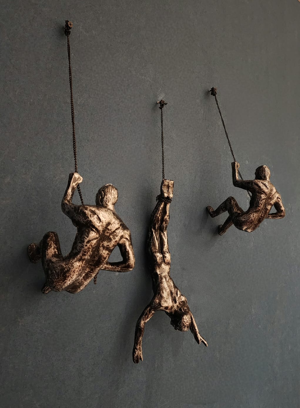 Aluminium Antique Gold Climbing Man 16*21*16-V Home Decor